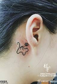 Spundet lille frisk tatoveringsmønster bag øret