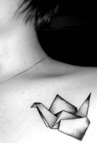 Mergaitės pečių juodos pilkos spalvos tatuiruotės geometrinės linijos origami tūkstančiai popierinių kranų tatuiruotės paveikslėlių
