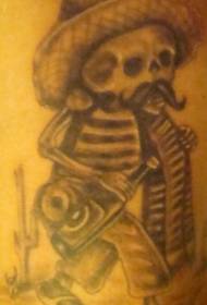 Cráneo mexicano de brazo marrón con tatuaxe do deserto