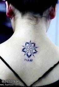 Piccolo tatuaggio a totem a cinque stelle fresco sul retro