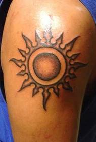 Corak tatu totem matahari pada lengan besar