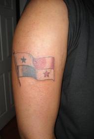 男性の腕のカラフルな旗のタトゥーパターン
