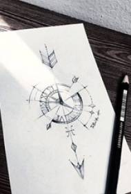 Sketsa hitam dan abu-abu yang menggambarkan naskah tato panah kompas yang disempurnakan secara kreatif