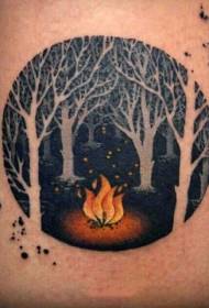 Patrón redondo pequeño tatuaje de llama de bosque negro fresco