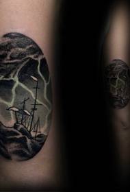Овальный цветной парусник в штормовом море с рисунком татуировки