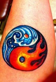 Yin ja Yang tulen ja veden juorien tatuointikuvio