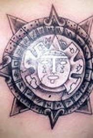 Pola tattoo batu aztec sun