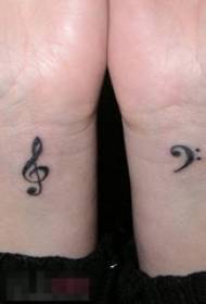 Kvindeligt håndled på sort linje kreativ kunst musiknoter små tatoveringsbilleder i mønster