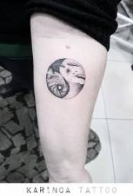 Ilustracija yin i yang tetovaže tračeva, komplementarni kreativni uzorak tetovaže tračeva