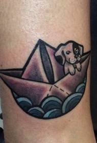 Mielas šuniuko ir popierinės valties purškimo tatuiruotės modelis