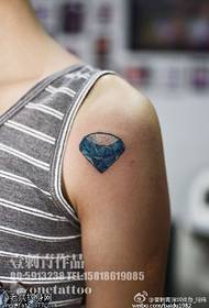 Na ramenu plavi dijamantski uzorak tetovaže