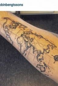 Braços de estudante em preto cinza pontos linhas abstratas geométricas mundo mapa tatuagem imagens