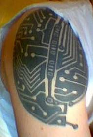Модел на татуировка на дигитална технология с голяма черна ръка