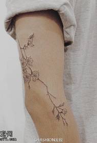 手臂上清新的花卉纹身图案
