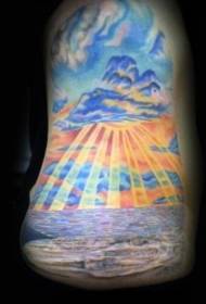 Muy hermoso océano pintado con patrón de tatuaje de sol