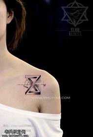 Na ramenu geometrijski uzorak tetovaža