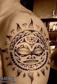 Arm sol-totem tatoveringsmønster