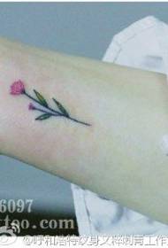 Petit motif de tatouage floral au poignet