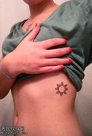 Modèle de tatouage totem soleil à la taille