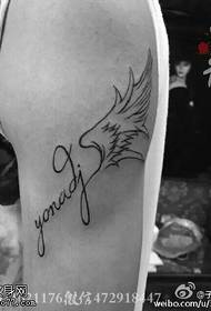 Na ramenu šareni oblik krila tetovaža