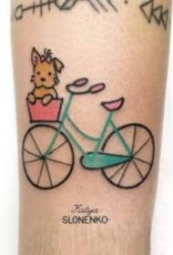 Pequeno conxunto de fotos de tatuaxes en bicicleta