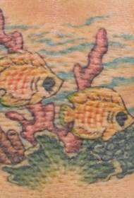 色の水中の特異な魚のタトゥーパターン