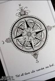 Dealbh làmh-sgrìobhainn tatù compass