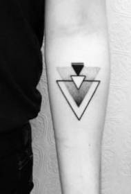 Een kleine reeks eenvoudige driehoekige geometrische tattoo-afbeeldingen