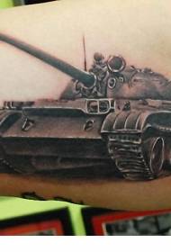 Käsivarren sisällä realistinen taisteluaseiden panssaroidun auton tatuointikuvio