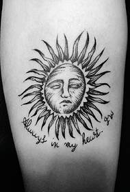 Alternatívne malé totemové tetovanie slnka a mesiaca