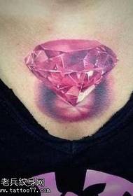 胸の赤いダイヤモンドのタトゥーパターン
