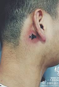 Mikrofónny tetovací vzor za uchom