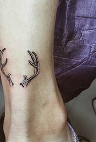 Több apró friss totem tetoválás