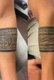 Eng schéi Set vu Armbandarmband Tattoo funktionnéiert