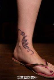 Liten lotus tatuering på vristen