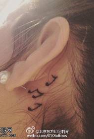 ຮູບແບບ tattoo ບັນທຶກນ້ອຍໆໃສ່ຫູ