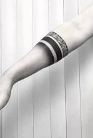 Simpel armbåndstatovering - En simpel sort vridd tatoveringsmønster-værdi
