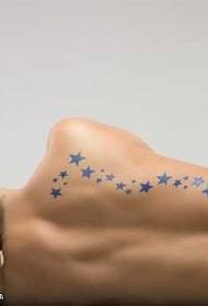 Hermoso patrón de tatuaje de estrella en la espalda