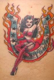 Vampiri femení assegut a ferradura amb patró de tatuatge en color flama