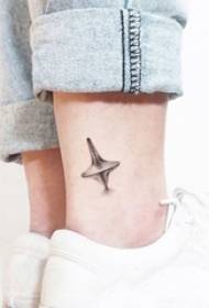 Jednostavne linije, male svježe i svježe tetovaže koje djevojke vole
