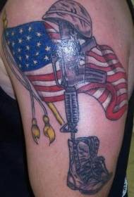 Skulderfargede falne soldater og amerikansk flagg tatovering