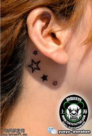 Mic model de tatuaj cu stea în spatele urechii