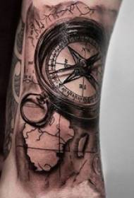 Pojkar armar på svart grå skiss Sting Tips Creative Map Compass Tattoo Picture