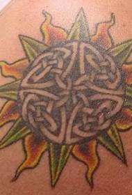 Celtic knot kombinasi pola tato matahari