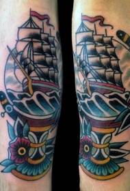 ຮູບແບບ tattoo sailboat ເກົ່າຂອງແຂນສີແຂນ