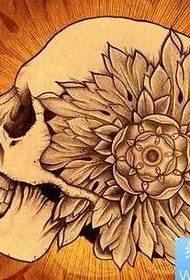 Europese en Amerikaanse taro bloem tattoo patroon