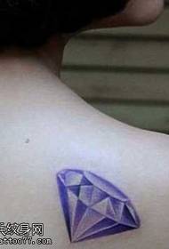 Gyönyörű lila gyémánt tetoválás minta a vállán