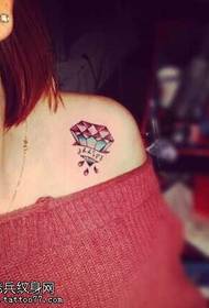 Prekrasan mali uzorak svježe dijamantne tetovaže
