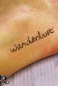 Tatoo safi ndogo kwenye miguu