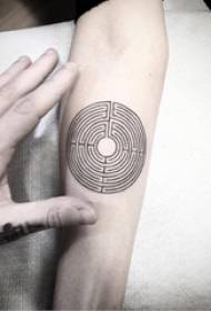 Bras d'écolière sur l'élément géométrique créatif de la ligne noire autour de l'image de tatouage